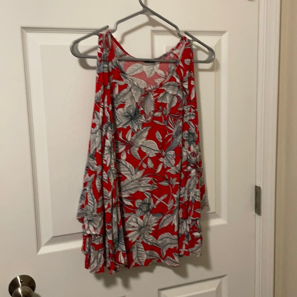 Like New EUC peephole shoulders and belle sleeves